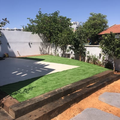 דשא סינתטי על משטח עץ בגינה