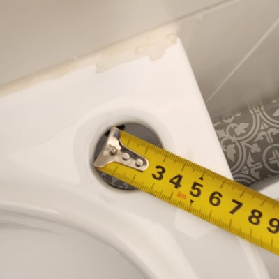 מדידה של כיור עם סרט מדידה צהוב