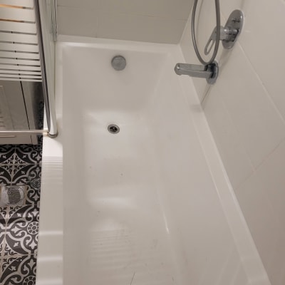 אמבטיה עם ברז ומקלחת יד