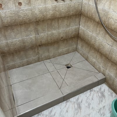 משטח מרוצף למקלחון עם שיפועי ניקוז במסגרת החלפת אמבטיה למקלחון