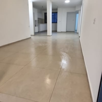 חדר ריק עם רצפת אריחים ותאורה