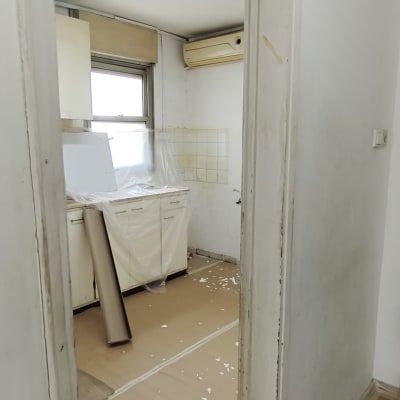 חדר עם רצפה מכוסה בנייר, קירות מוכנים לצביעה