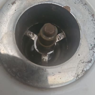 ניקוז מתכת עם חלודה ולכלוך