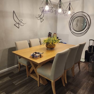 שולחן עץ עם כיסאות מרופדים סביבו