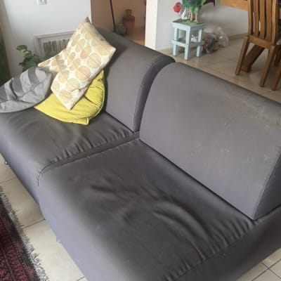 ספה אפורה עם כריות בסלון ביתי