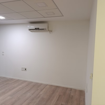 קיר צבוע עם מזגן מותקן בחדר פנימי