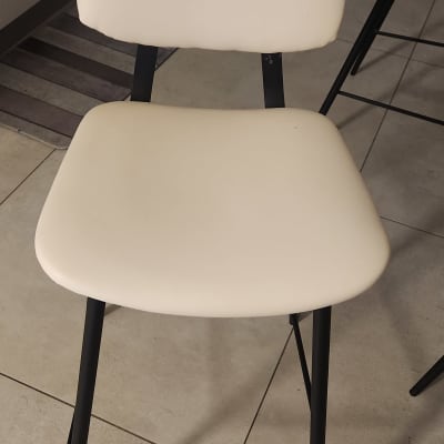 כיסא מרופד בצבע קרם עם רגליים שחורות