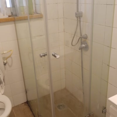 מקלחון זכוכית עם דלתות ומקלחת