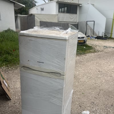 מקרר עטוף בניילון בחצר חיצונית