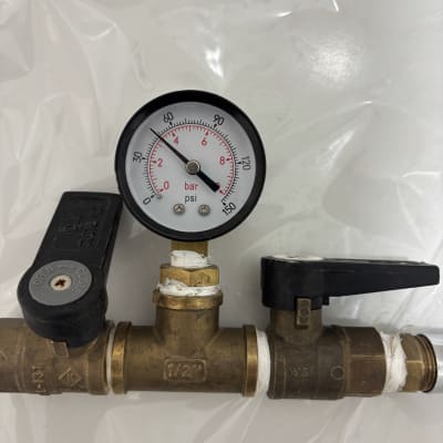 מד לחץ מים עם ברזים וצינור