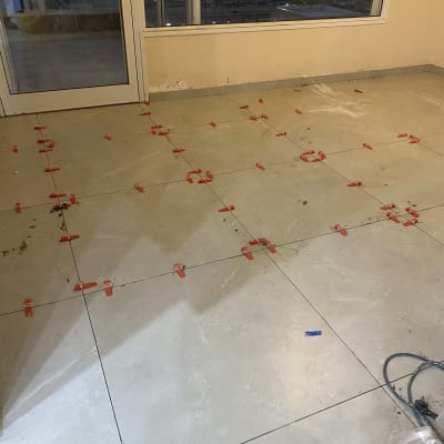 ריצוף חדש עם חוצצים אדומים על הרצפה