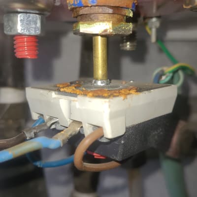 חיבורים חשמליים עם חלודה על דוד שמש