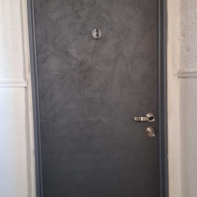 דלת אפורה עם ידית מתכת ומנעול