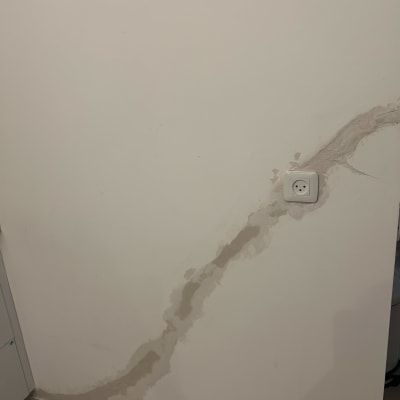 שקע חשמל בקיר עם סימני תיקון