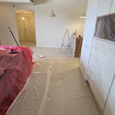 חדר עם סולם, יריעות פלסטיק וכלי צביעה