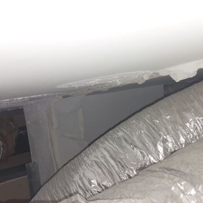 צינורות מבודדים בתקרה עם נזק קל