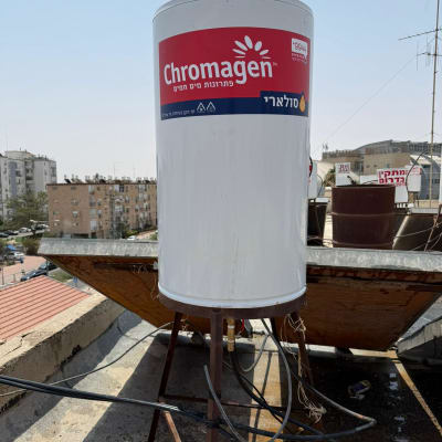 דוד שמש על גג עם לוגו כרומגן