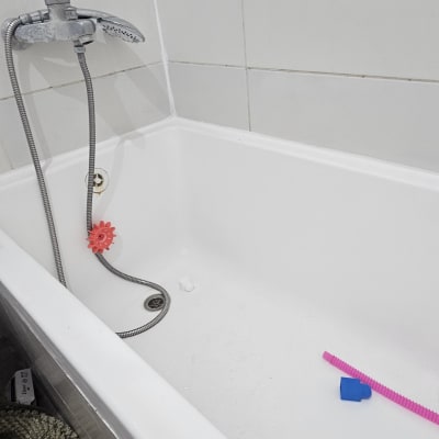 אמבטיה עם אטימה סביב הקצוות והברז