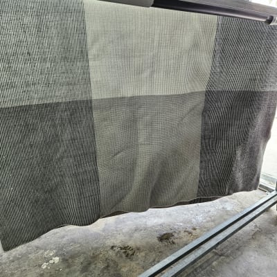 שטיח תלוי לייבוש על מתקן מתכת