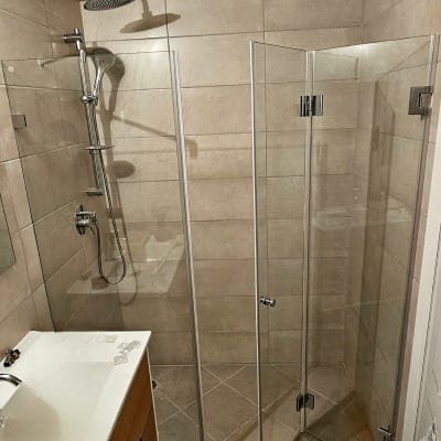 מקלחון זכוכית עם ראש מקלחת מתכתי