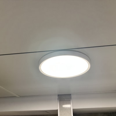 תאורת תקרה עגולה מותקנת על תקרה