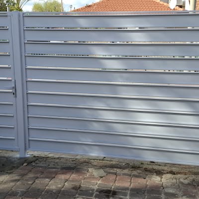 שער מתכת אפור עם לוחות אופקיים