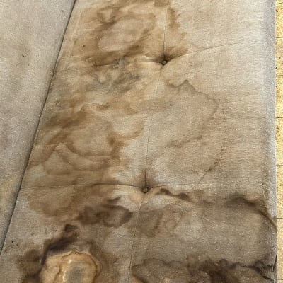 ספה עם כתמים כהים ולכלוך ניכר