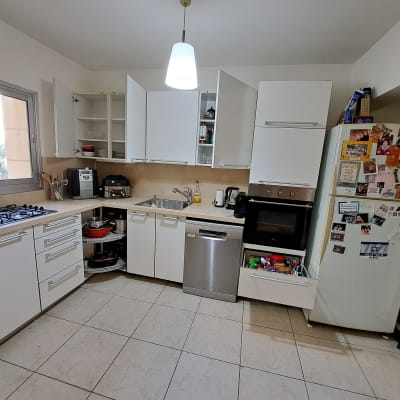 מטבח מאורגן עם ארונות פתוחים ומכשירי חשמל