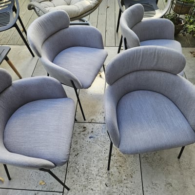 כיסאות אפורים על רצפת דק מלוכלכת