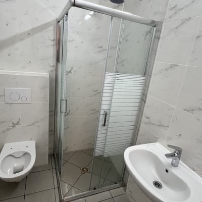 חדר אמבטיה עם מקלחון, כיור ואסלה