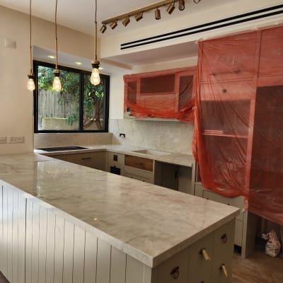 משטח שיש במטבח עם תאורה תלויה