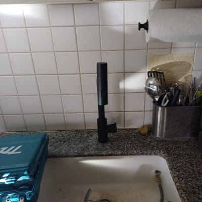 ברז וכלי עבודה על כיור מטבח