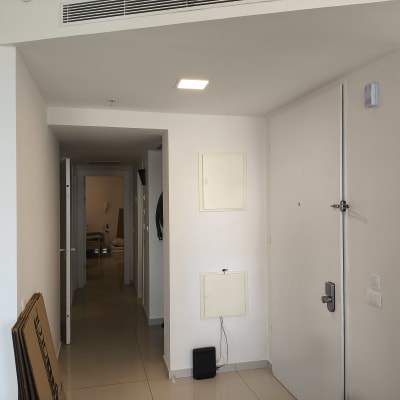 קופסאות קרטון מונחות ליד מקרר במסדרון