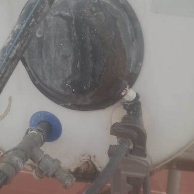 חיבורים וצינורות על דוד שמש