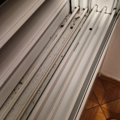 מסילה מלוכלכת של חלון עם לכלוך ואבק