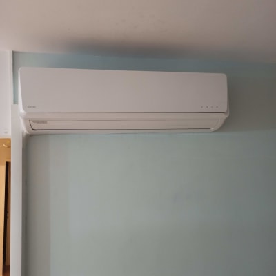 יחידת מיזוג אוויר מותקנת על קיר פנימי