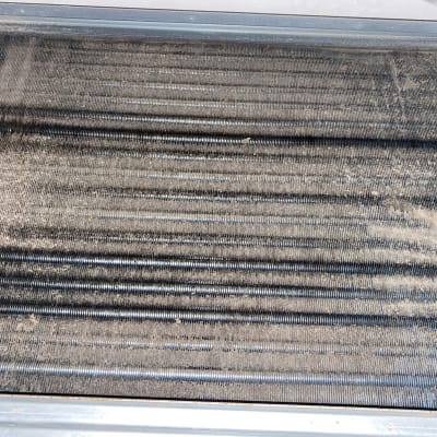 סליל מזגן מלוכלך עם אבק ולכלוך