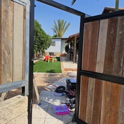 כלי עבודה וחוטים ליד שער עץ פתוח