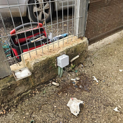 ארגז כלים עם כלי עבודה ליד תיבת חשמל