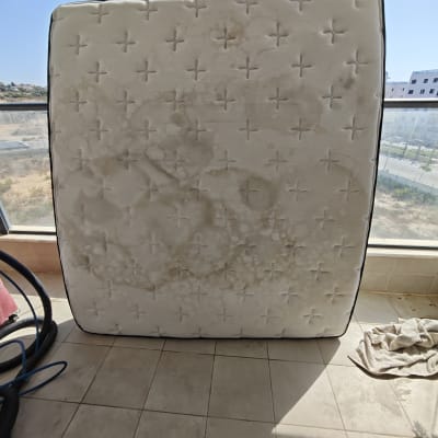 מזרן מלוכלך על רצפה עם צינור ומטלית