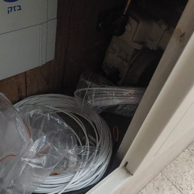 כבלים וציוד חשמלי בארון חשמל
