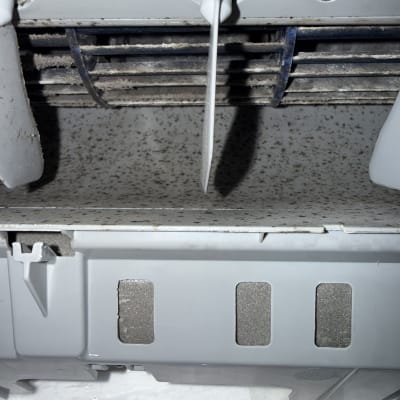 חלק פנימי של מזגן עם לכלוך ואבק