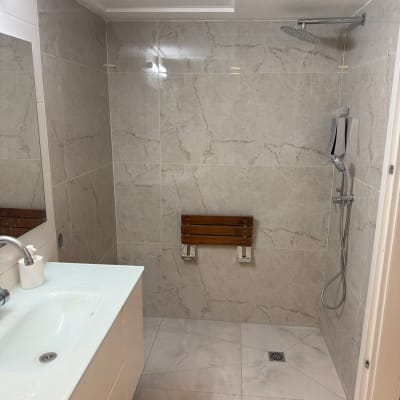 חדר אמבטיה משופץ עם מקלחון וכיור מודרני