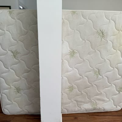 מזרן עומד עם כתמים על הרצפה