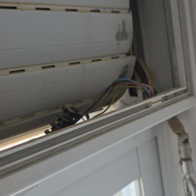 תריס גלילה עם חוטי חשמל גלויים