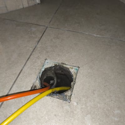 צינורות צבעוניים יוצאים מרצפה עם חור