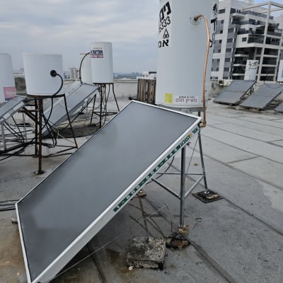 דודי שמש ומערכות חימום על גג בניין