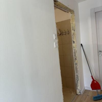 משקוף דלת חשוף עם קיר מתקלף ותיקונים