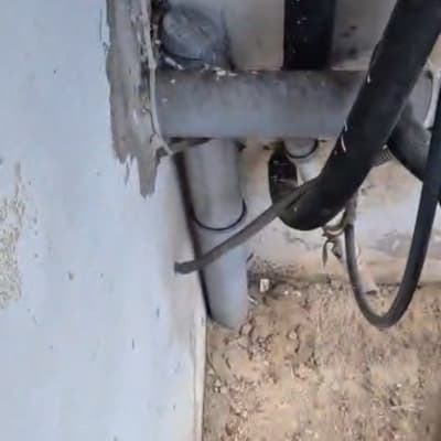 צינורות ותשתיות בקיר חיצוני