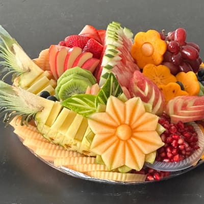 מגש פירות מעוצב עם פרחים מפירות שונים